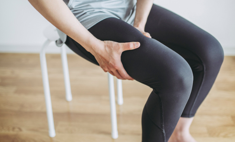 got-hip-or-knee-pain?-these-it-band-stretches-can-help