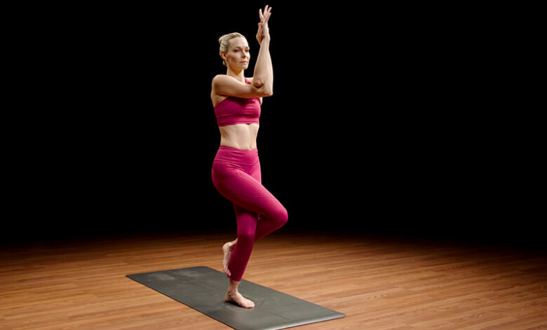 how-to-do-eagle-pose-in-yoga-(garudasana)
